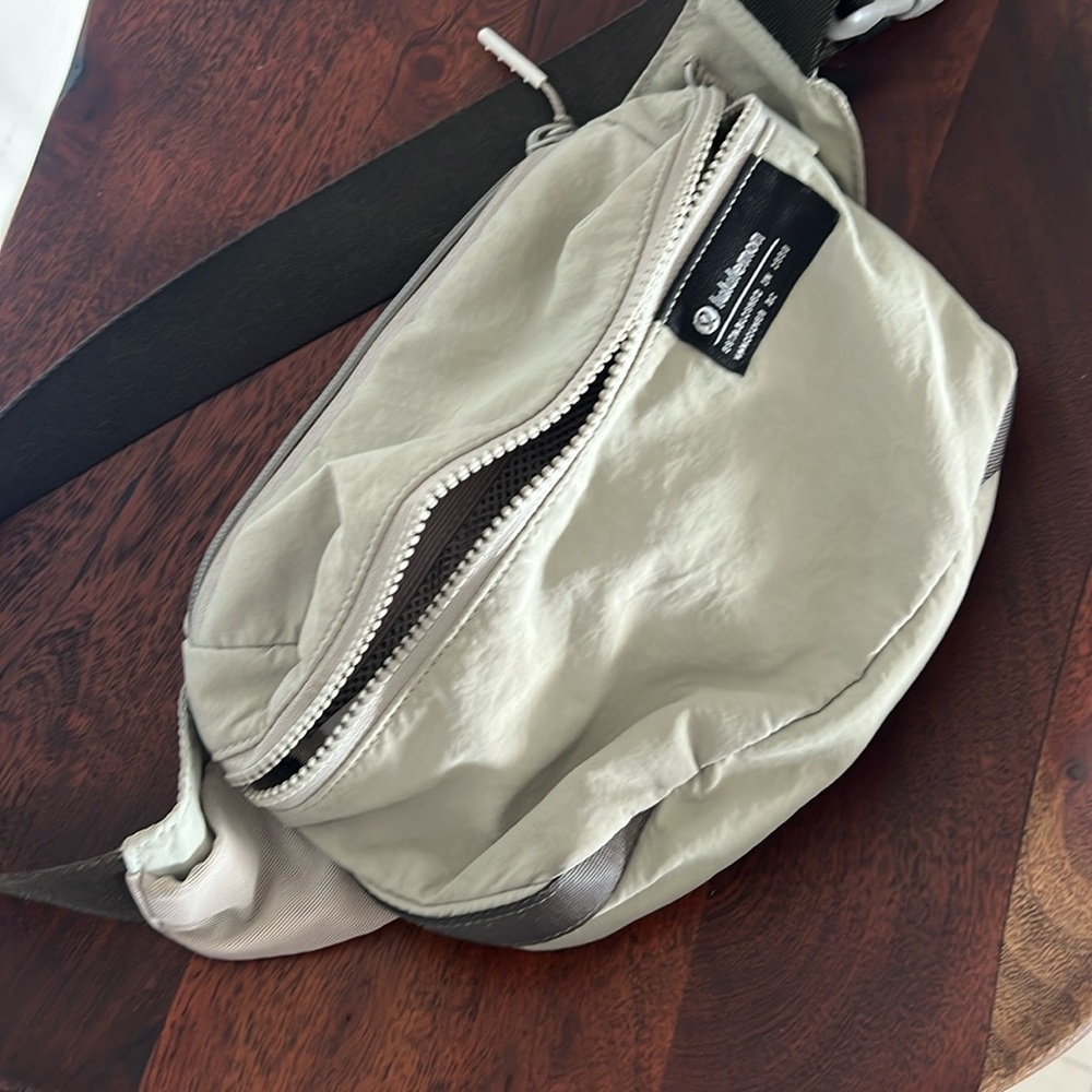 Lululemon crossbody! EUC